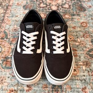 Vans Classic Black and White Sneakers women’s 8 men’s 6